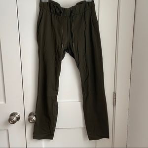 olive green lululemon on the fly plants